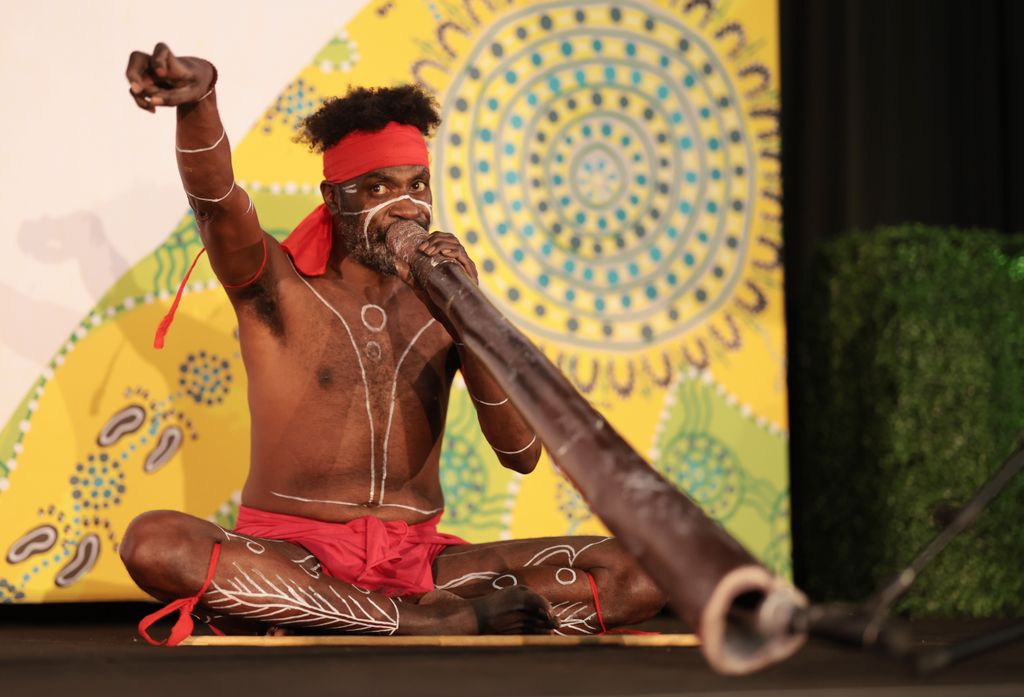 Un aborigen tocando el didgeridoo en Sidney