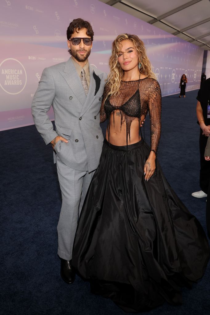 Maluma y Karol G coincidieron en la alfombra azul de los American Music Awards held en el MGM Grand Garden Arena de Las Vegas.