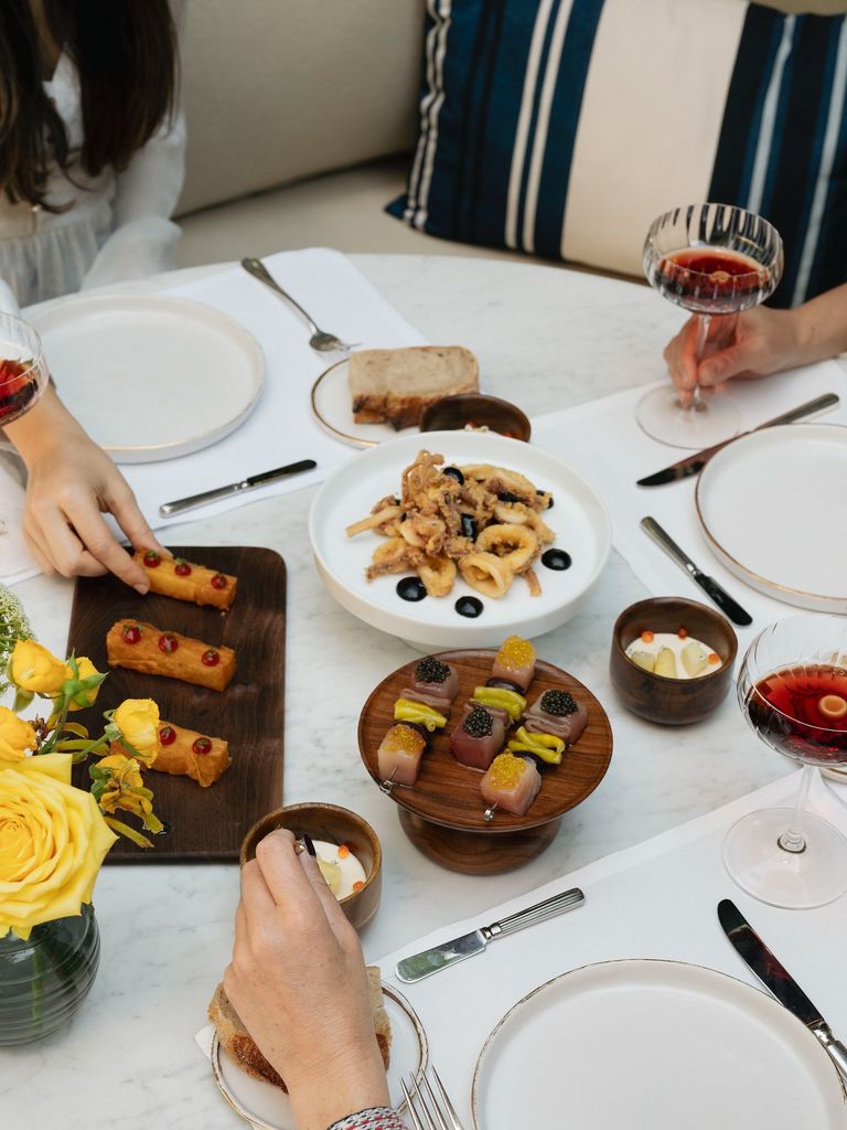 Mesa con platos cántabros