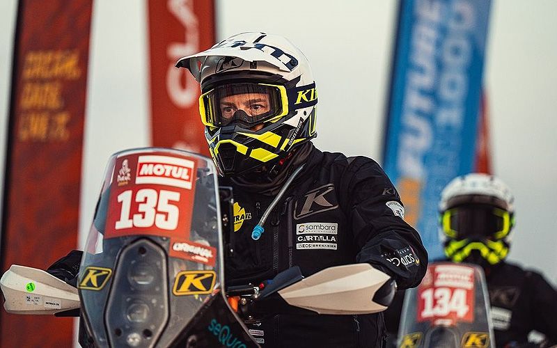 Carles Falcón montando en moto