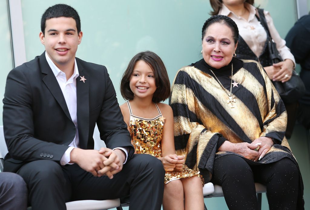 Pepe Aguilar incluyó a su hijo Emiliano en el video con el que homenajeó la vida de su mamá.