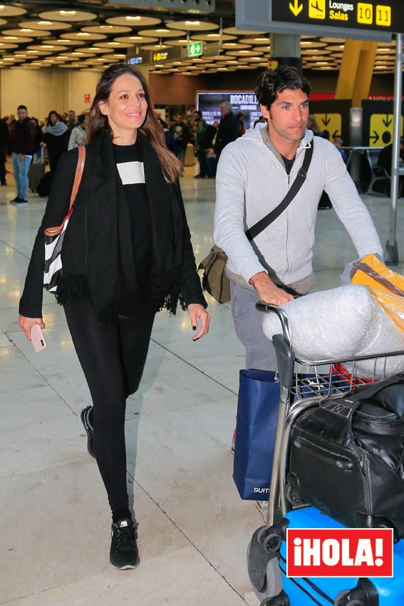 Eva González en el aeropuerto con Cayetano Rivera