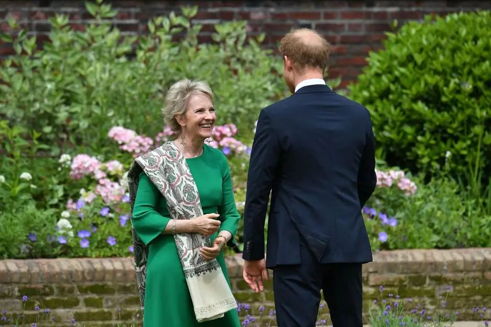 El príncipe Harry aparece junto a Julia Samuel, fundadora de Child Bereavement UK, en la inauguración de la estatua de la princesa Diana en 2021.
