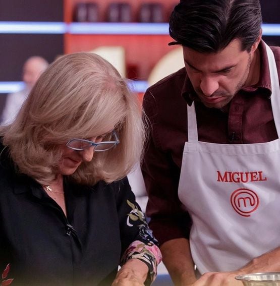 Miguel Torres recibe la sorpresa de su madre en la semifinal de 'MasterChef Celebrity'