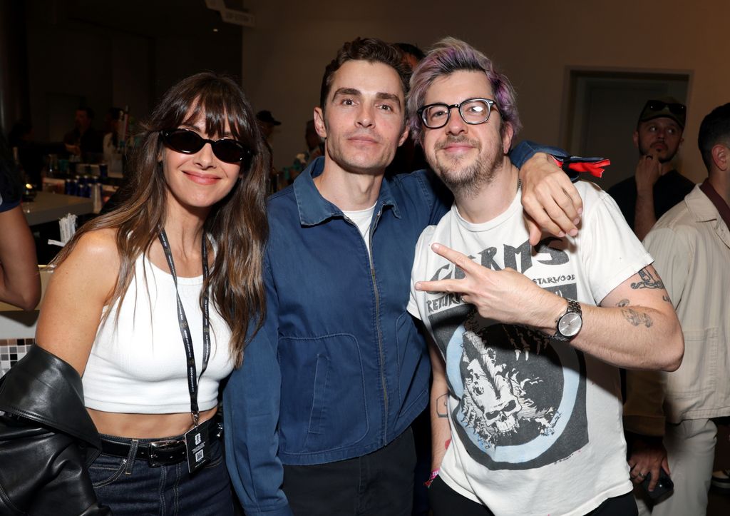Alison Brie, Dave Franco y Christopher Mintz-Plasse en el SoFi Stadium.