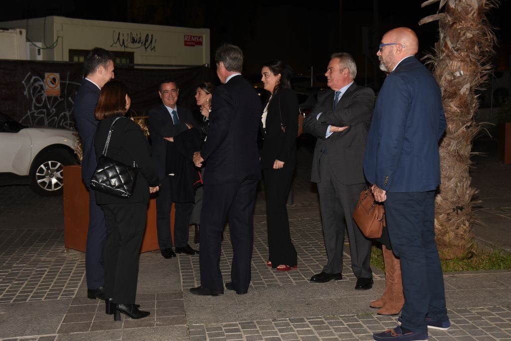 Plano entero de algunos invitados conversando a la llegada del evento
