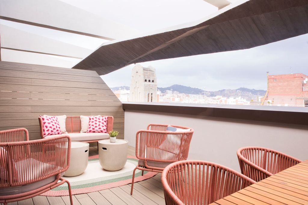 Terraza con muebles en rosa. 