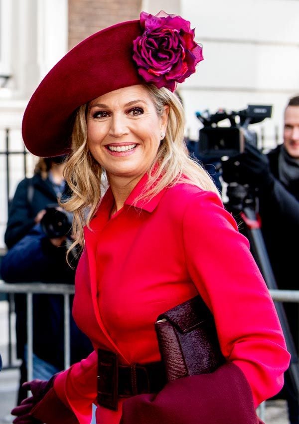 Máxima de Holanda con un abrigo rojo