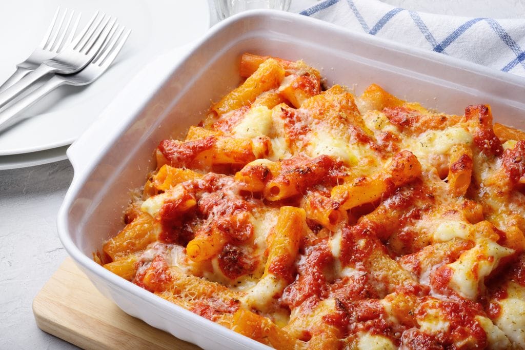 La salsa Aurora, mezcla de bechamel y tomate, se usa por ejemplo para gratinar pastas.