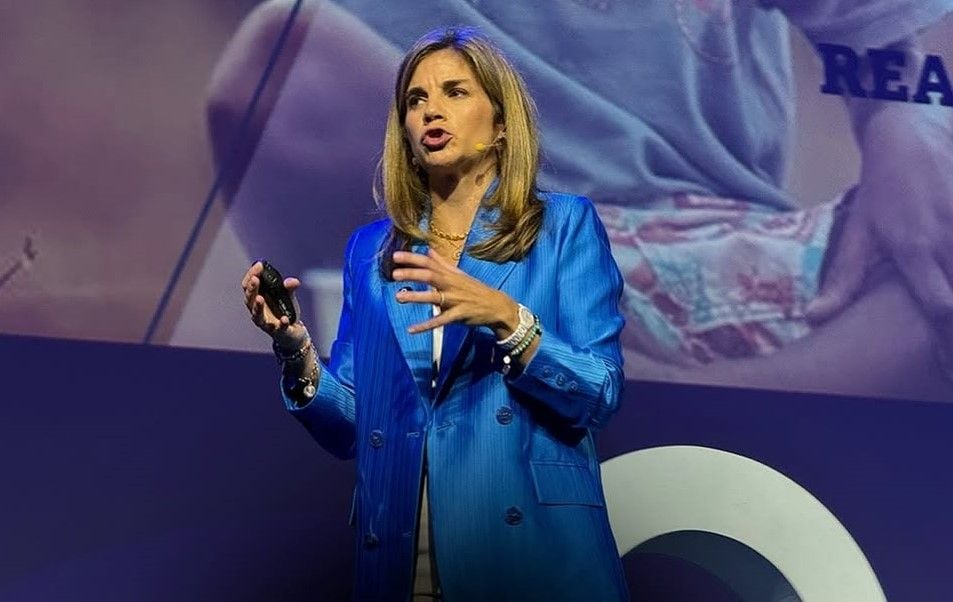 Marian Rojas Estape durante acto Mentes Expertas