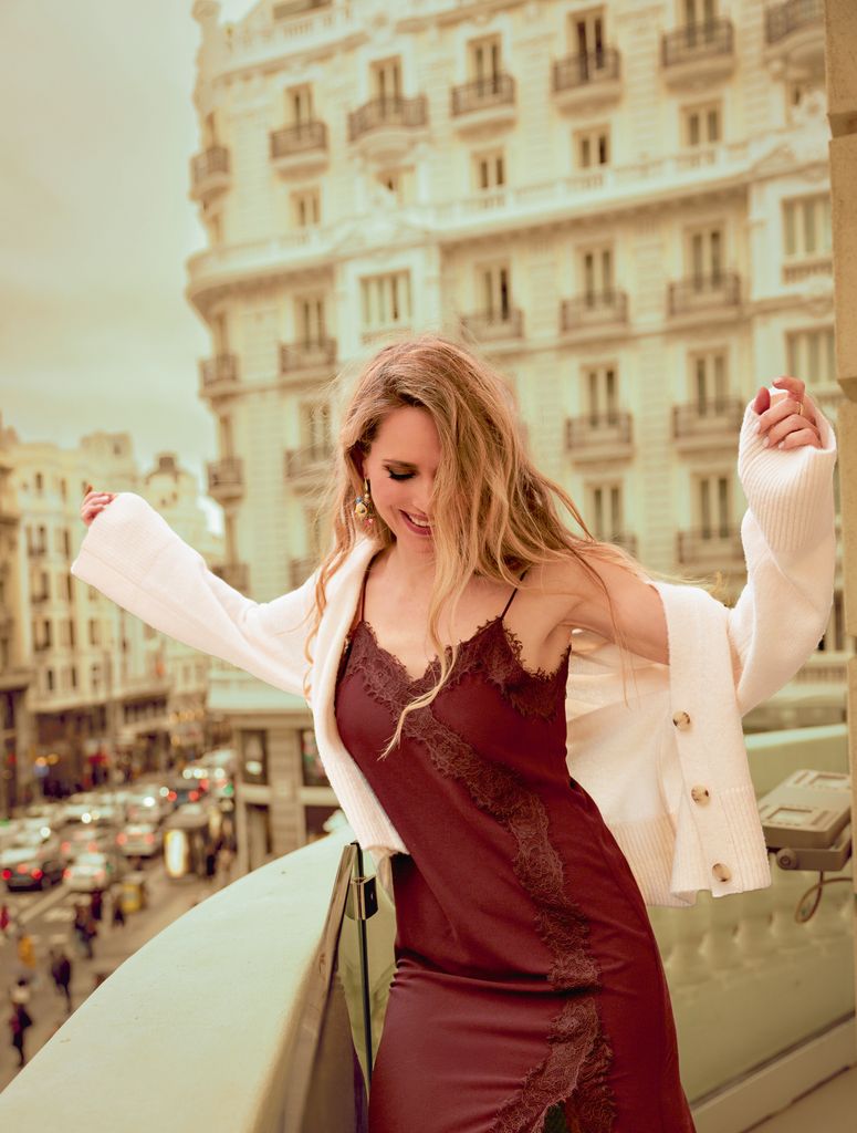 Vanesa Romero en un balcón