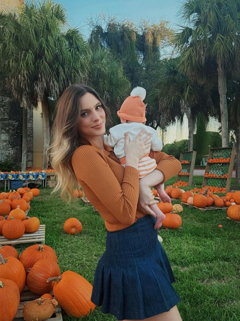 Lele Pons y su bebé protagonizaron un lindo posado de otoño.