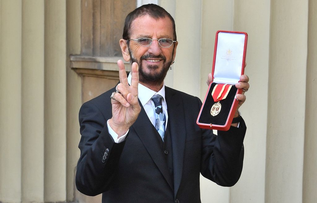 El músico y cantante Ringo Starr luego de ser nombrado Caballero en una ceremonia de investidura en el Palacio de Buckingham, en marzo de 2018.