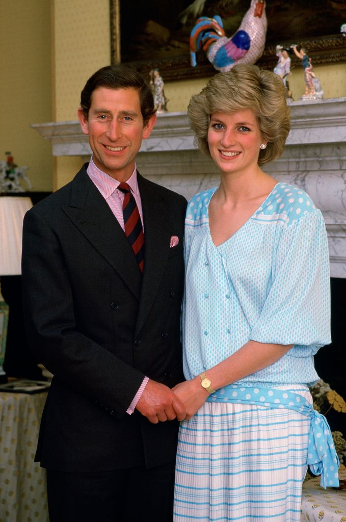 El entonces príncipe Carlos y junto a Diana de Gales en su hogar en Kensington.