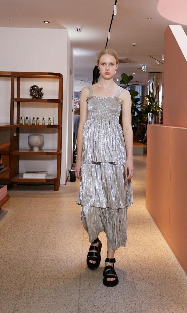 look de vestido metalizado en la pasarela de hansen 6 gretel fall winter 2019