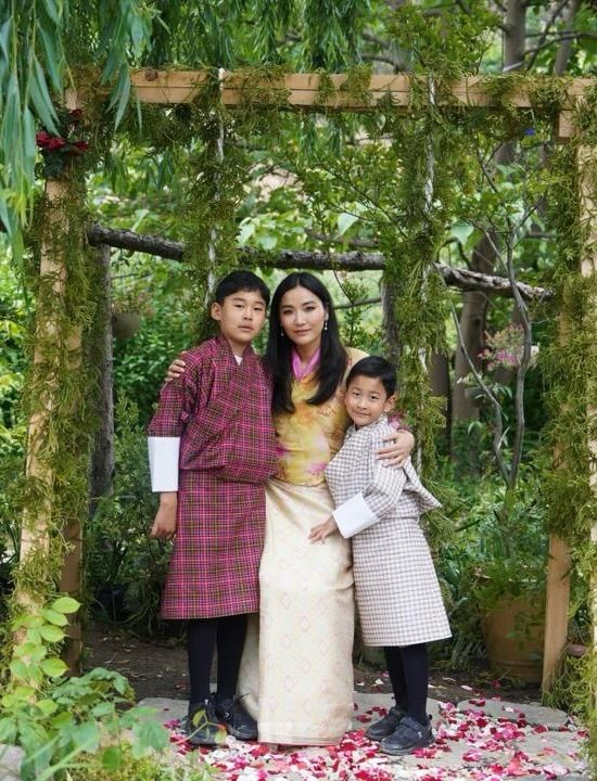 Jetsun Pema junto a sus dos hijos mayores el día de su 36 cumpleaños