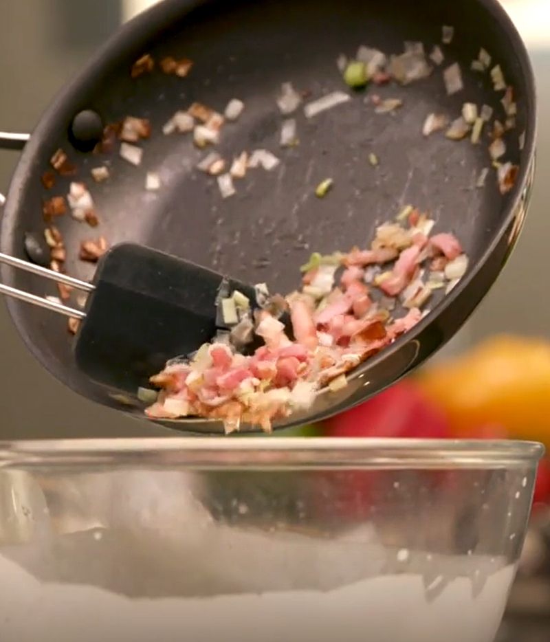 Creme fraîche, huevos, bacon y cebolla, ingredientes fundamentales para el relleno. 