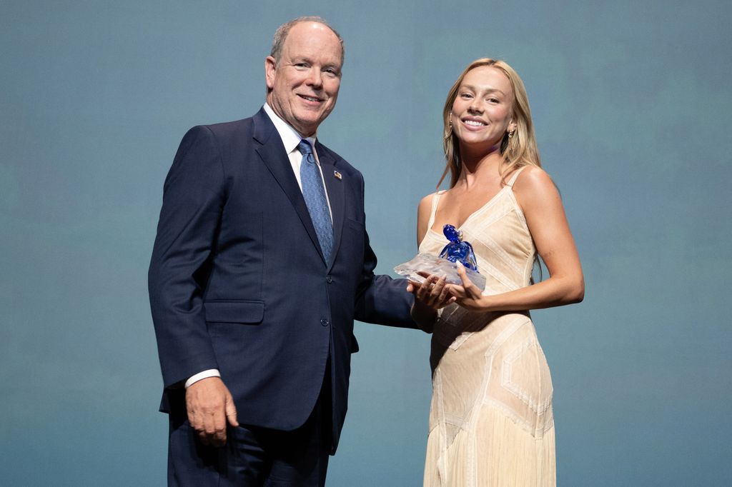 El príncipe Alberto y Ester Expósito con su premio