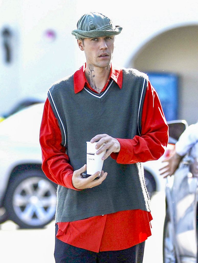 Justin Bieber fue visto disfrutando de un momento de relax en Palm Springs mientras tomaba un café. 