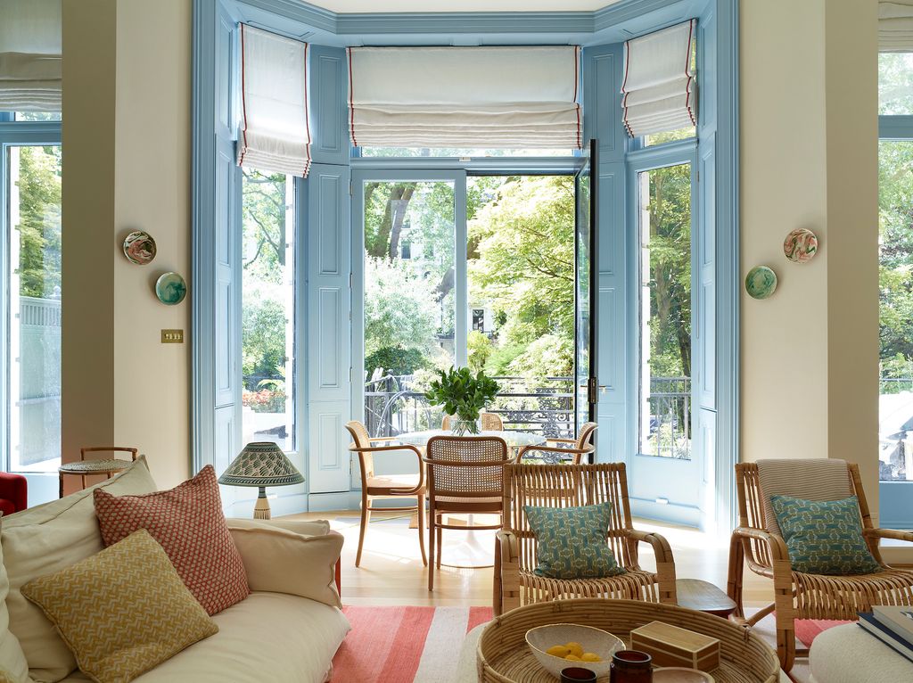 Salón con ventanas azules.