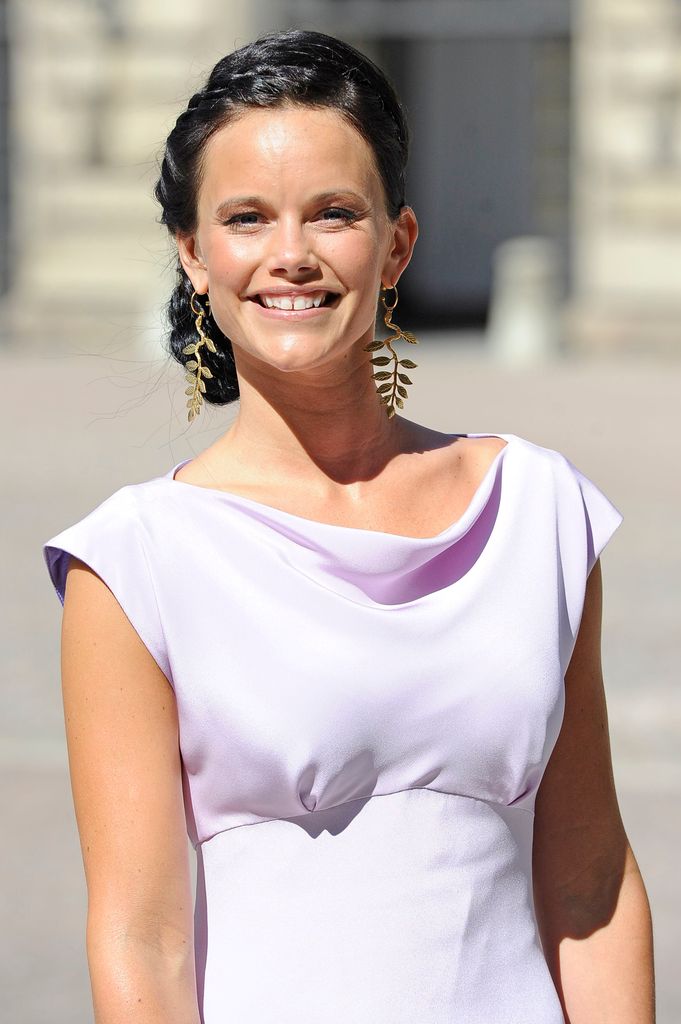 En el verano de 2013 fue invitada a la boda de Magdalena de Suecia, algo que resultó muy polémico y que, según corresponsales suecos, no tenía a toda la Familia Real de acuerdo. Acudió como invitada, no como novia del príncipe.