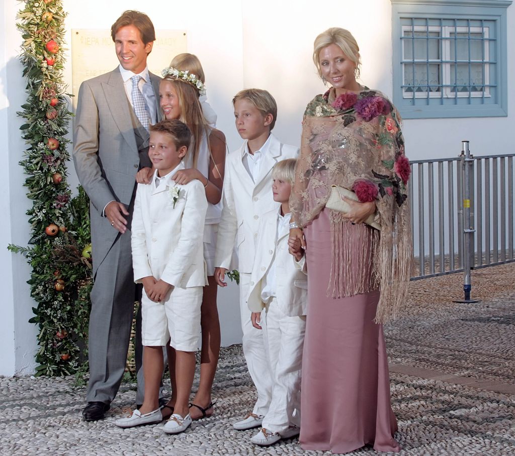 Pablo y Marie-Chantal de Grecia con sus hijos en la boda de Nicolás de Grecia