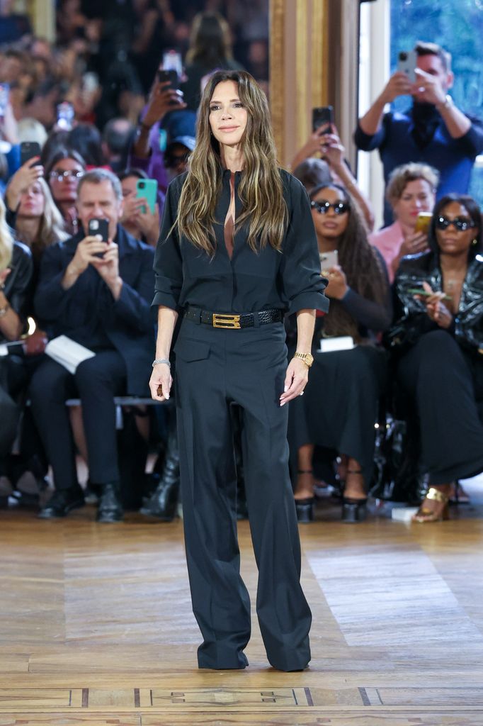 Victoria agradece el cariño del público tras un desfile en París