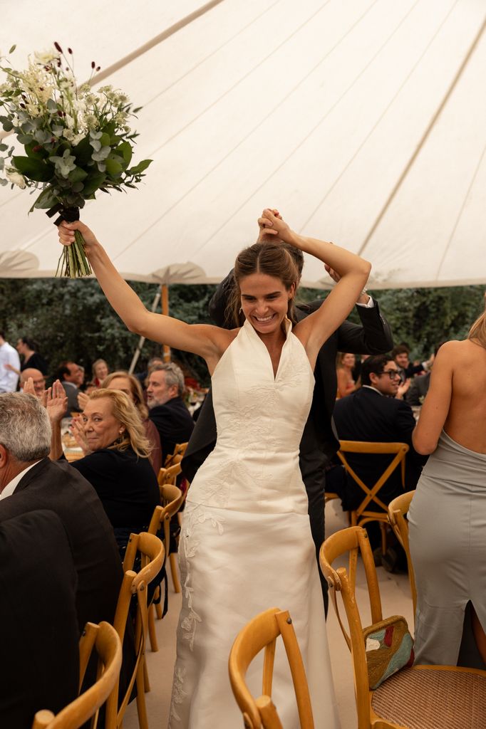 La novia, pletórica, durante el banquete
