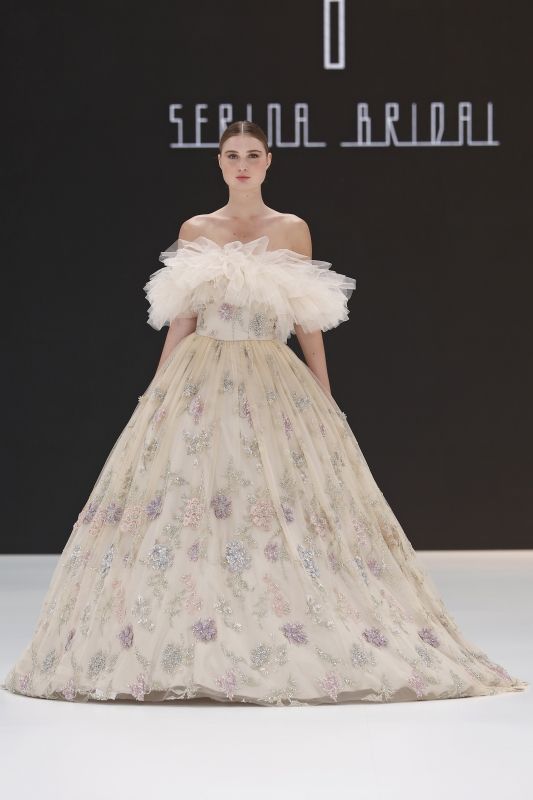 Vestido de novia de flores bordadas con pedrería de Serina Bridal