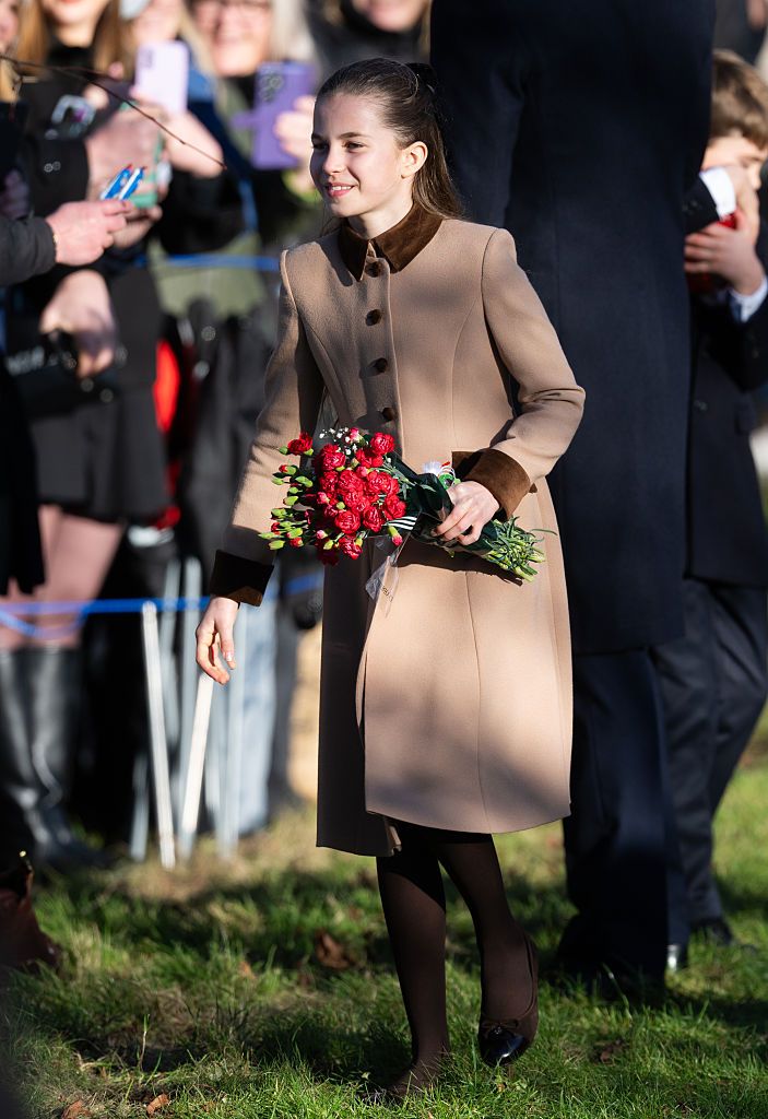 La princesa Charlotte con las flores que recibió tras el oficio religioso