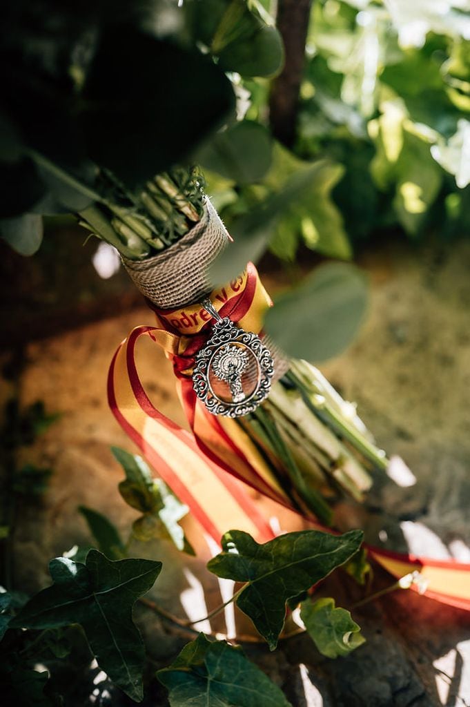 Ramo de flores silvestres con medallas 