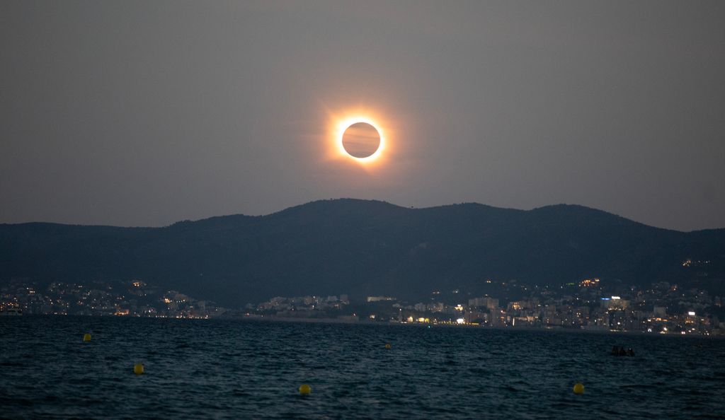 El eclipse solar durante su fase total en Mallorca, enclave donde han permanecido la Familia Real de Catar y Dúbai, y también Felipe VI