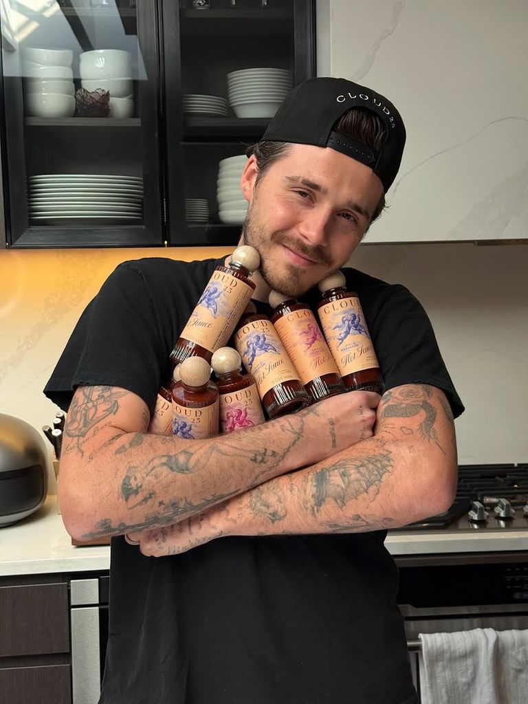 Brooklyn Beckham lanzó su emprendimiento de salsas en 2024.