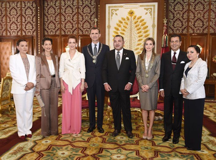 Los reyes de España y Mohamed VI con su familia