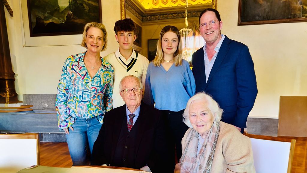 Delphine de Bélgica con su padre, el rey Alberto, la reina Paola y sus dos hijos