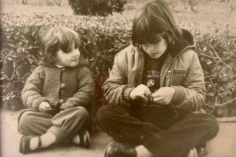 Nuria Roca y su hermana Ruth de niñas