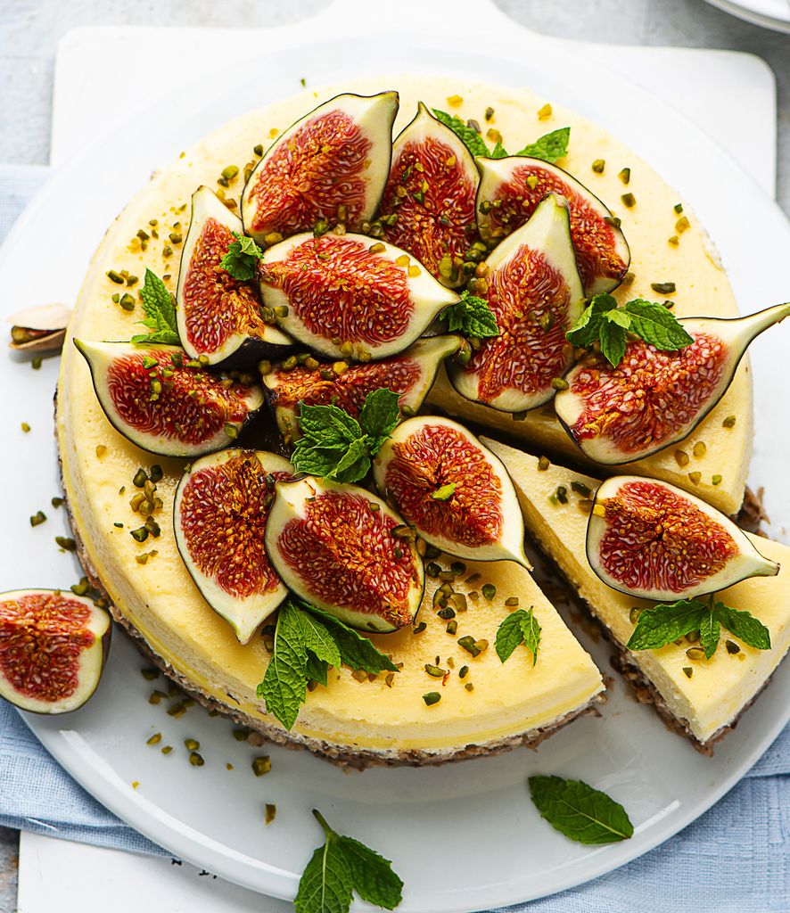 Tarta de queso coronada con higos de temporada.