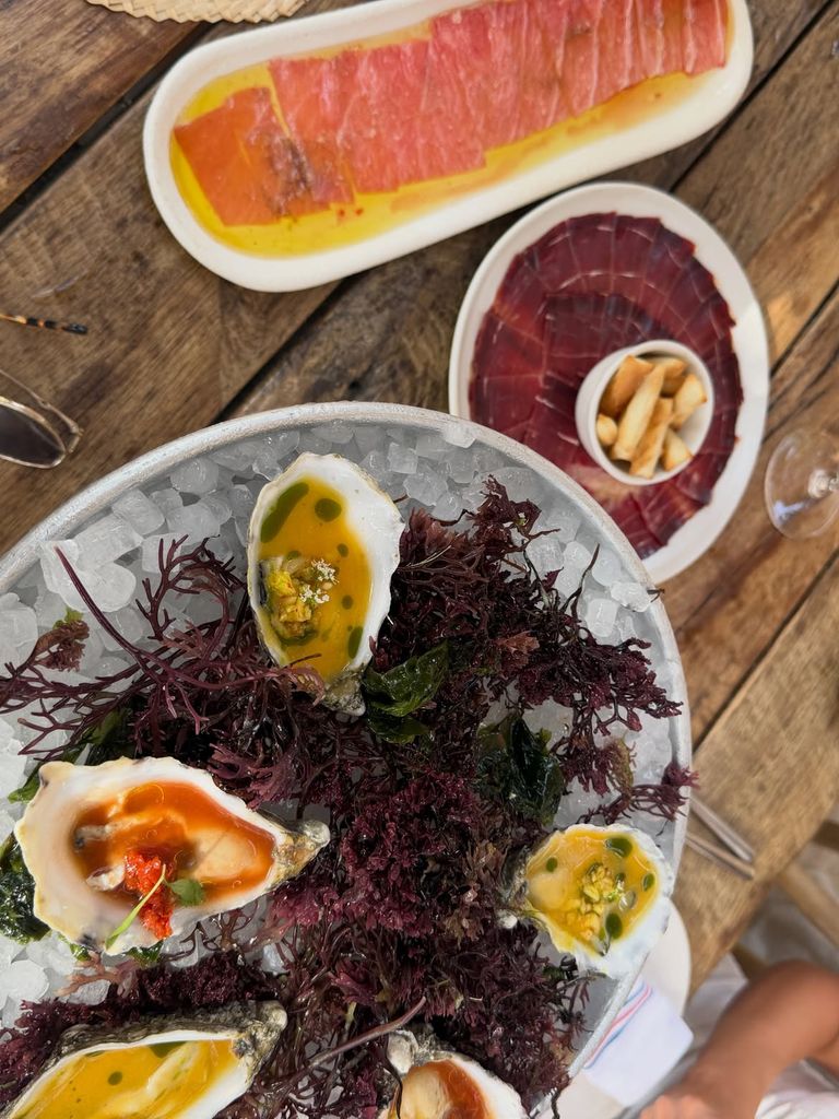 Ostras con Bloody Mary y otras delicatessen del restaurante Casa Jondal