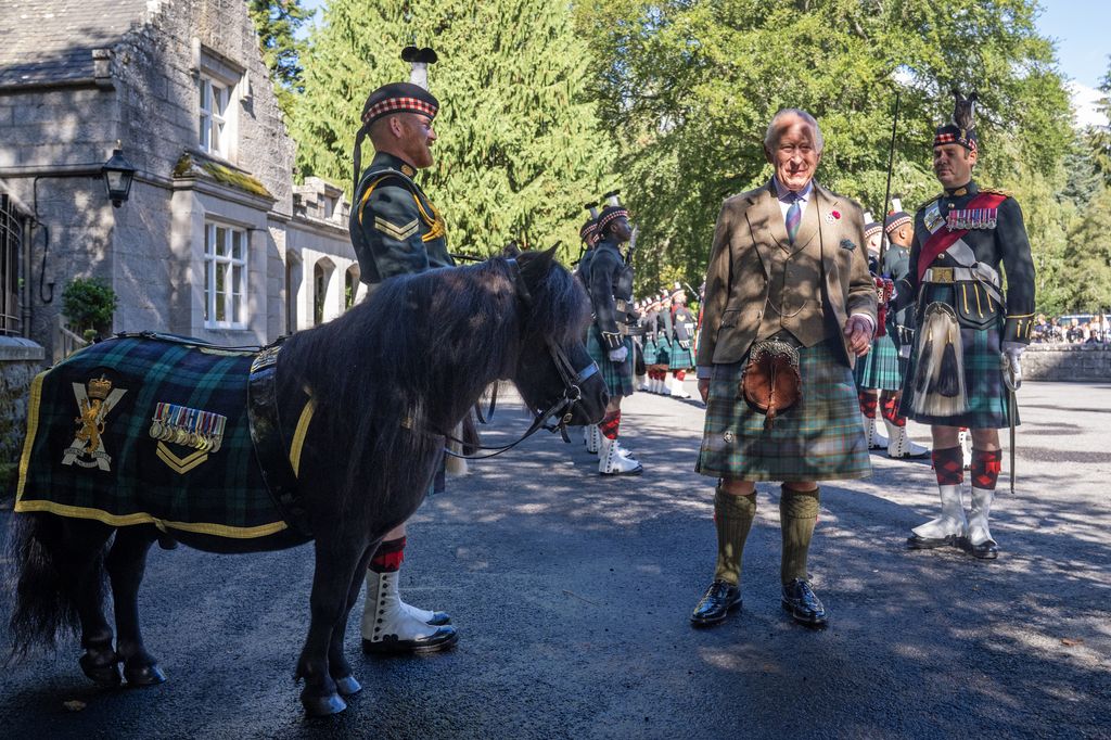 Carlos III, con el poni Shetland, la mascota de la compañía de infantería Balaklava, encargada de escoltar a la Monarquía en Escocia