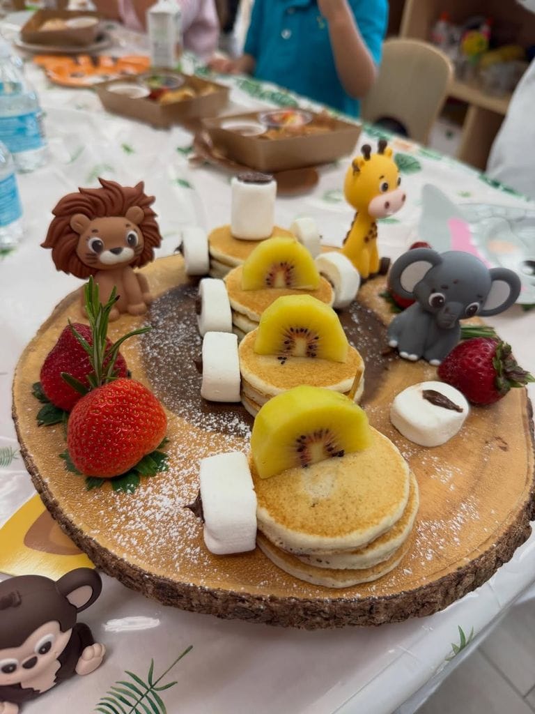 Lorenzo disfrutó de un desayuno decorado con figuras de animalitos
