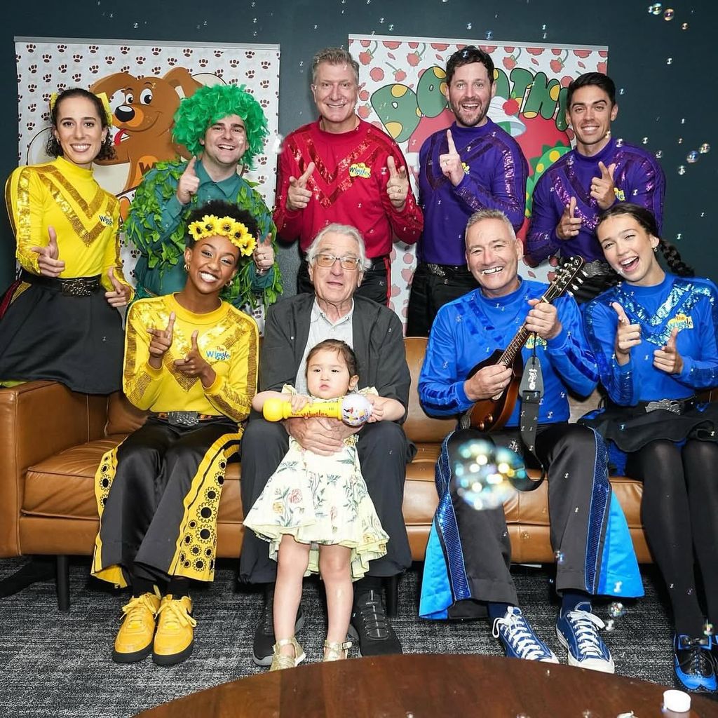 El tierno momento de Robert De Niro con su hija Gia, de 2 años, viendo a su grupo musical favorito 'The Wiggles'