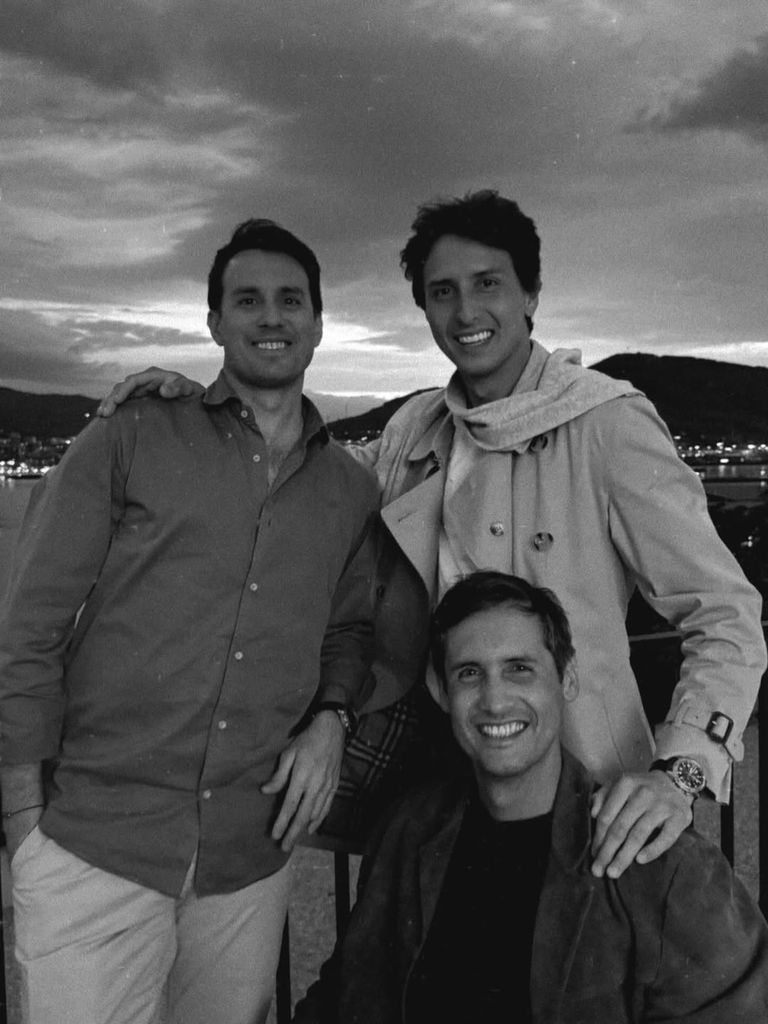 Andrés Roca Rey junto a sus hermanos