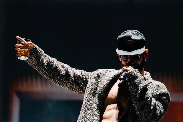 El cantante en '201 Tour' en Granada