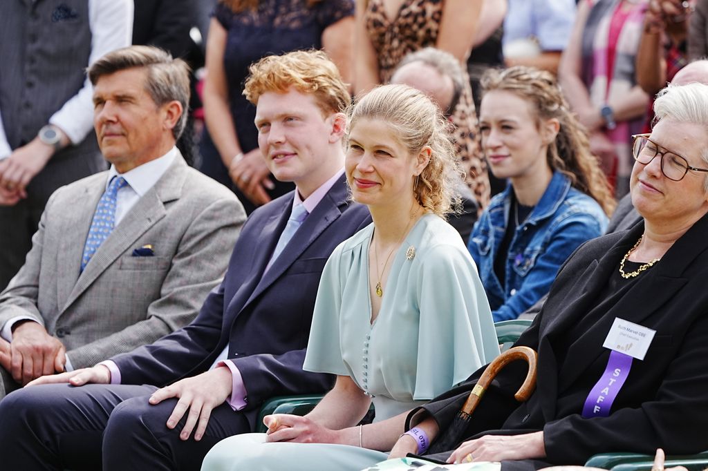 Lady Louise Windsor con su novio, Felix da Silva-Clamp, escuchan al príncipe Eduardo, duque de Edimburgo, mientras pronuncia un discurso durante la recepción de jóvenes de toda Escocia y el norte de Inglaterra con motivo de la celebración de los premios Gold Award en el Palacio de Holyroodhouse, el 3 de julio de 2026 en Edimburgo, Escocia