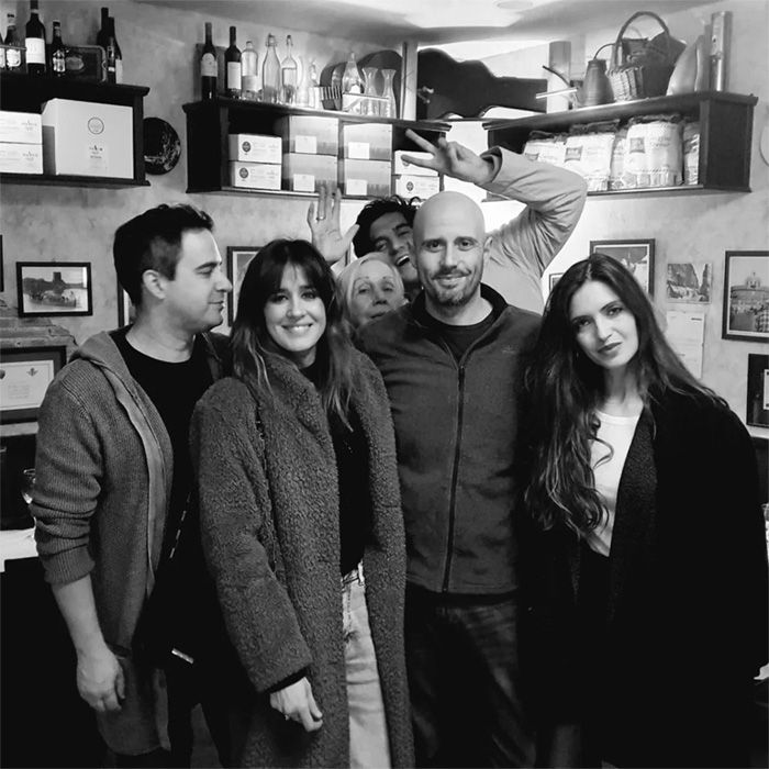 Sara y Nacho con amigos en la trattoria