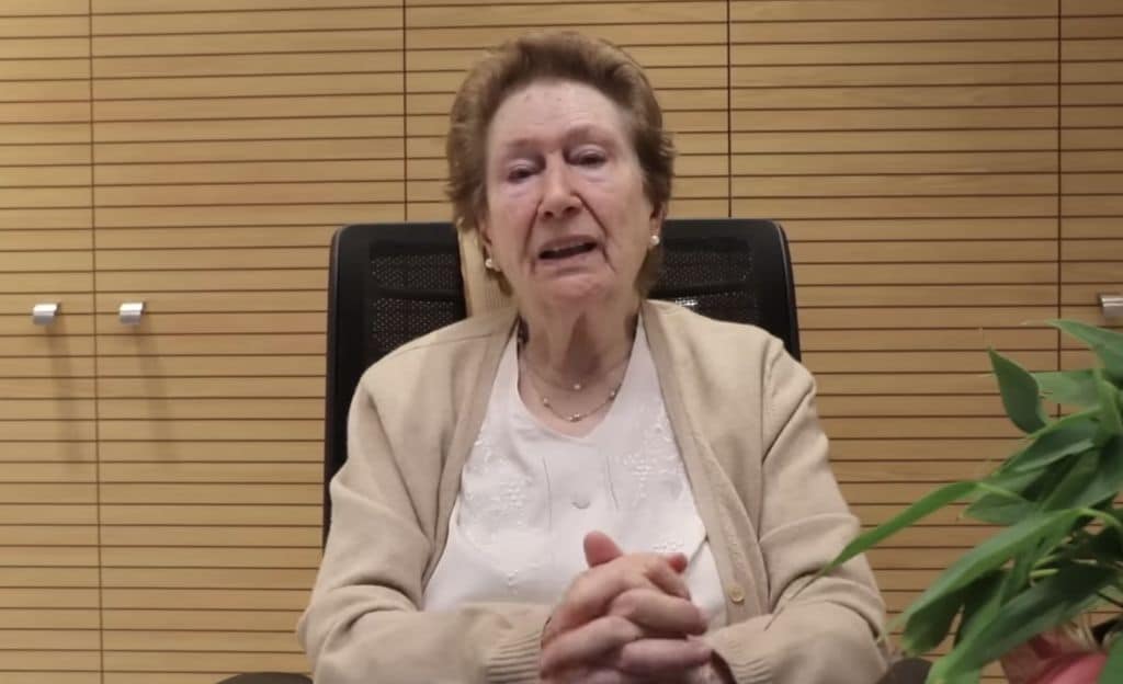 Plano medio de Ana María Lajusticia con cardigan rosa