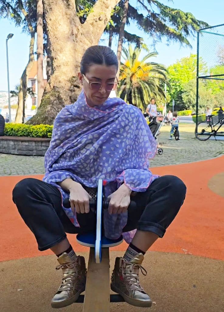 Ni cortas ni perezosas Elif y Demet se subieron a un balancín