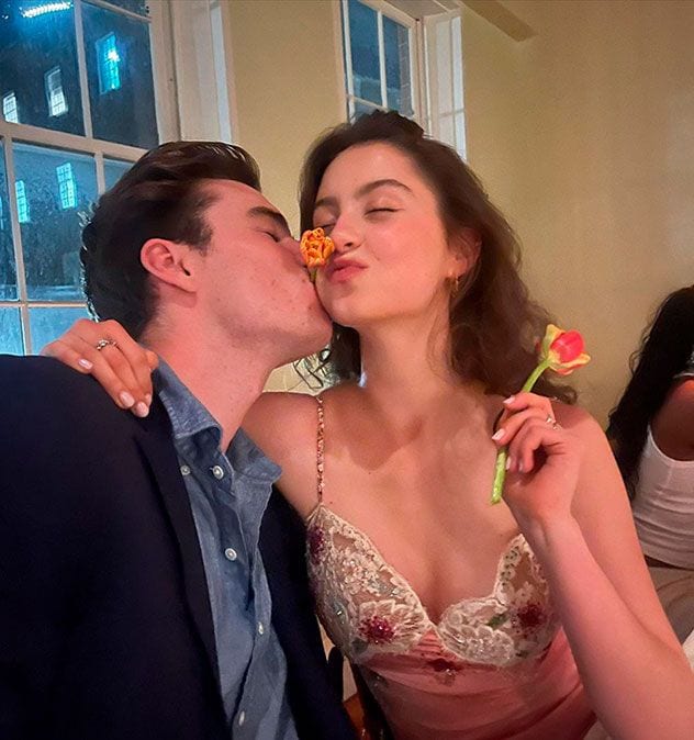 Carys Zeta recibe el beso de un chico en su cumple