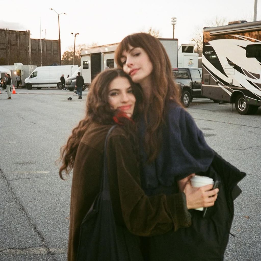 Ella y Anne Hathaway, trabajaron junta en 'La idea de tenerte' donde los espectadores destacaron el parecido físico entre ambas