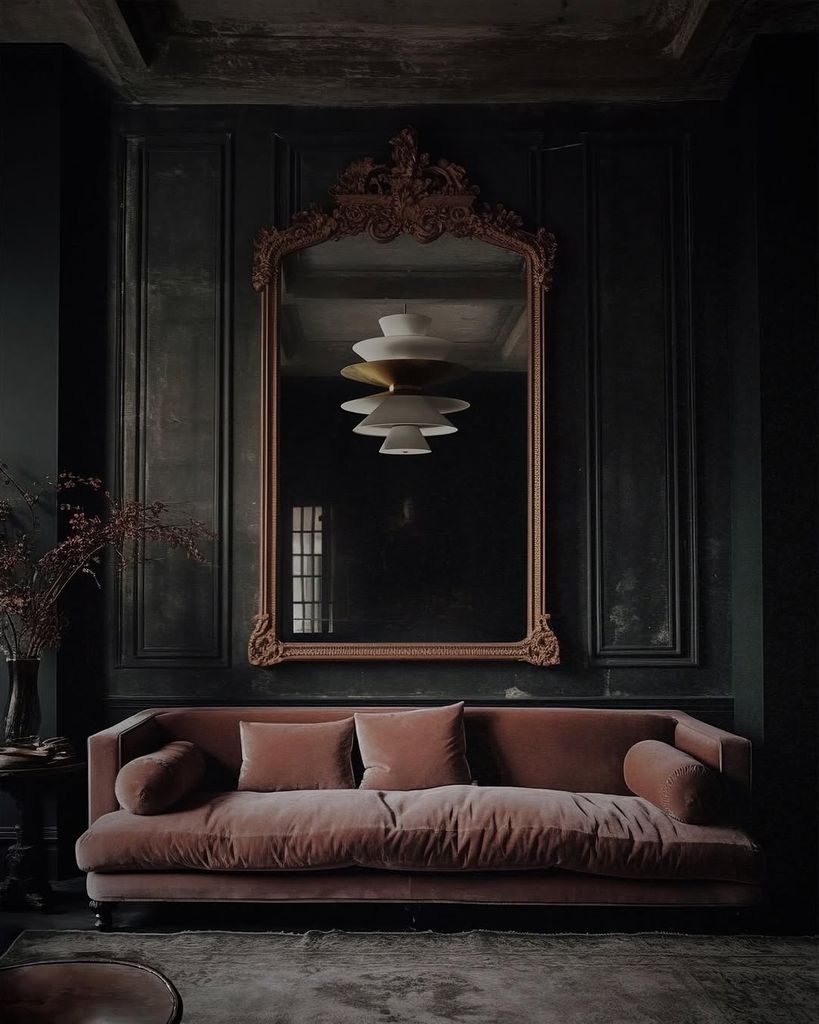 Salón con espejo y sofá